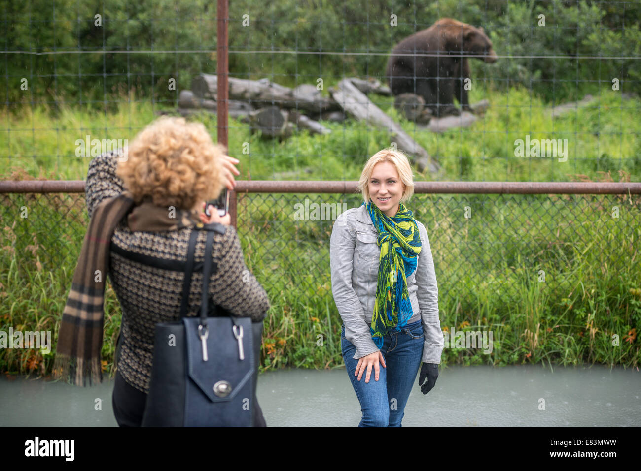 Mère et fille de prendre des photographies en Alaska Banque D'Images
