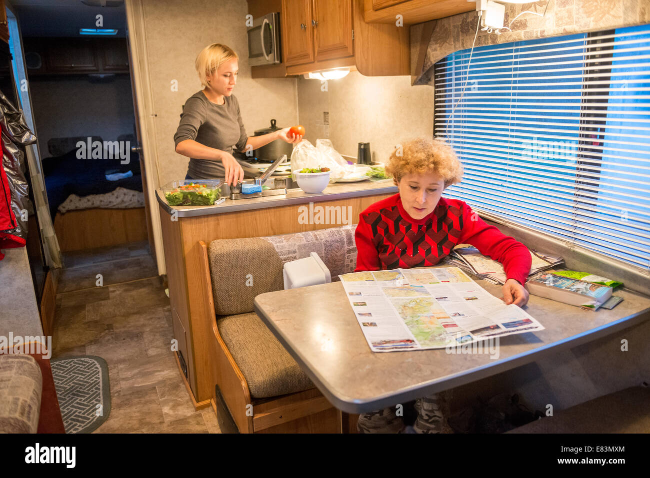 Mère et fille la préparation de repas au RV en vacances Banque D'Images