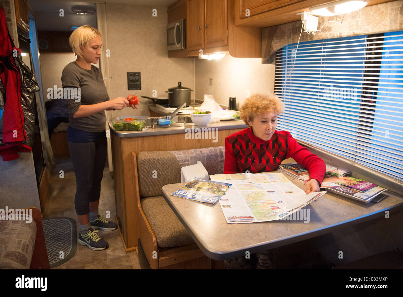 Mère et fille la préparation de repas au RV en vacances Banque D'Images