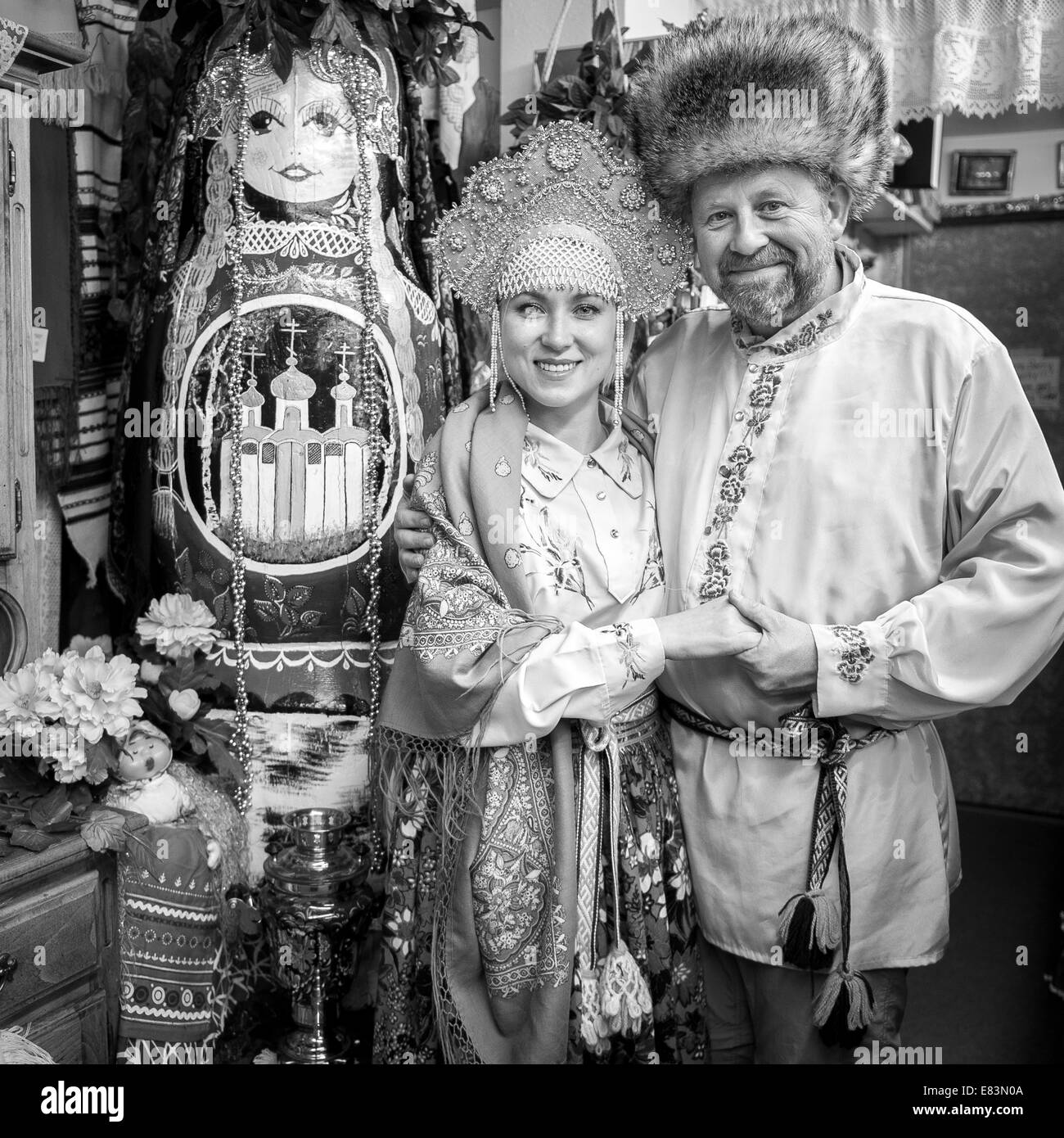 - L'Alaska russe Nikolaevsk AK Les gens qui portent le costume traditionnel russe en cadeaux. Banque D'Images