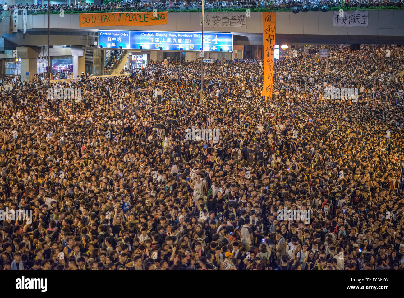 Des dizaines de milliers de personnes rallye sur les routes principales qui entourent les bureaux gouvernementaux de Tamar, Hong Kong, le 29 septembre, 20 Banque D'Images