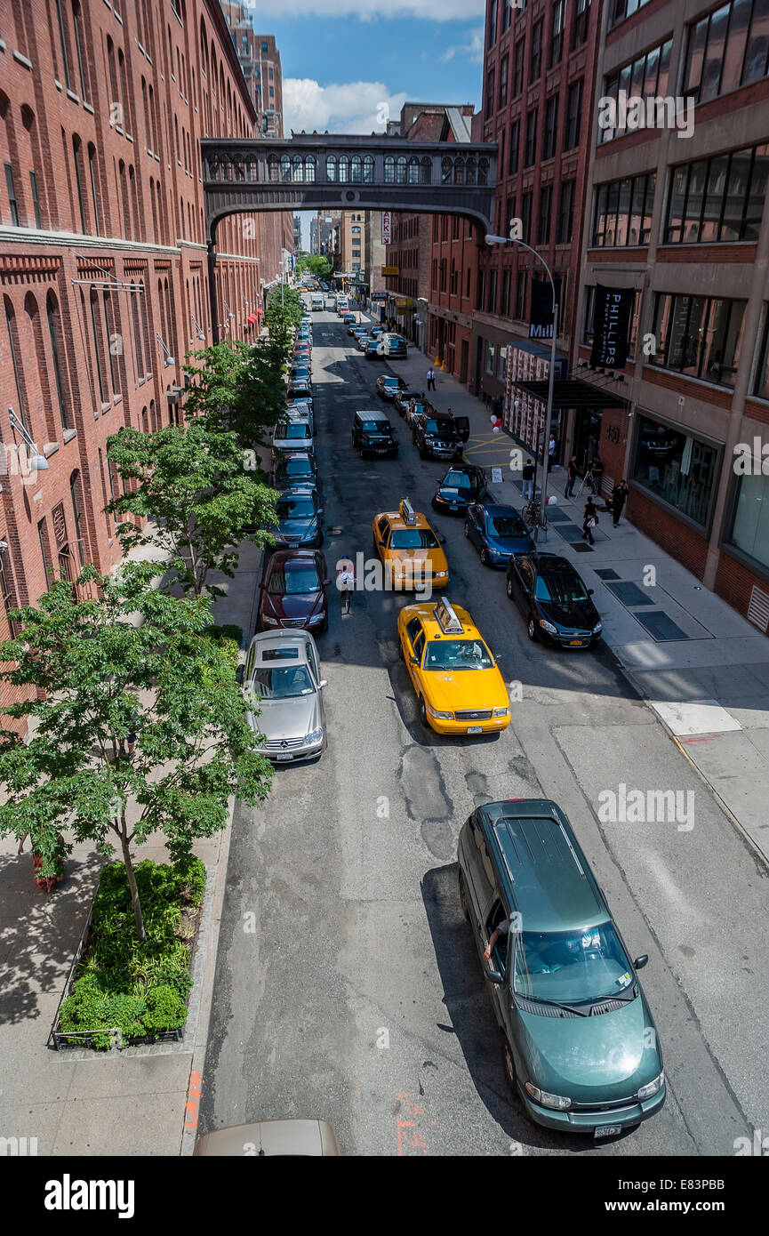 Les taxis et les voitures de circuler sur la rue, dans la ville de New York Banque D'Images