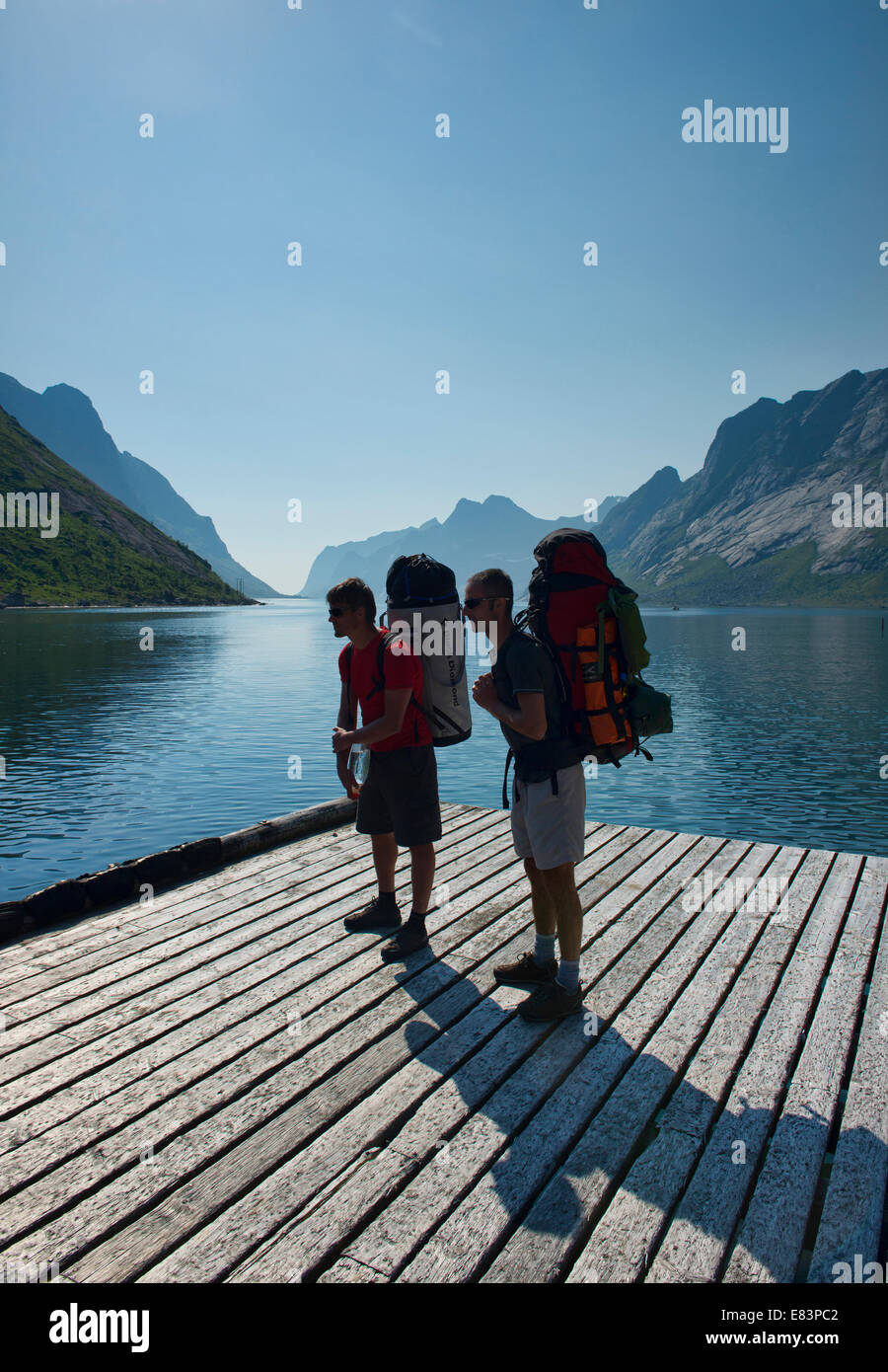 Backpackers en attendant le ferry dans les îles Lofoten, Norvège Banque D'Images