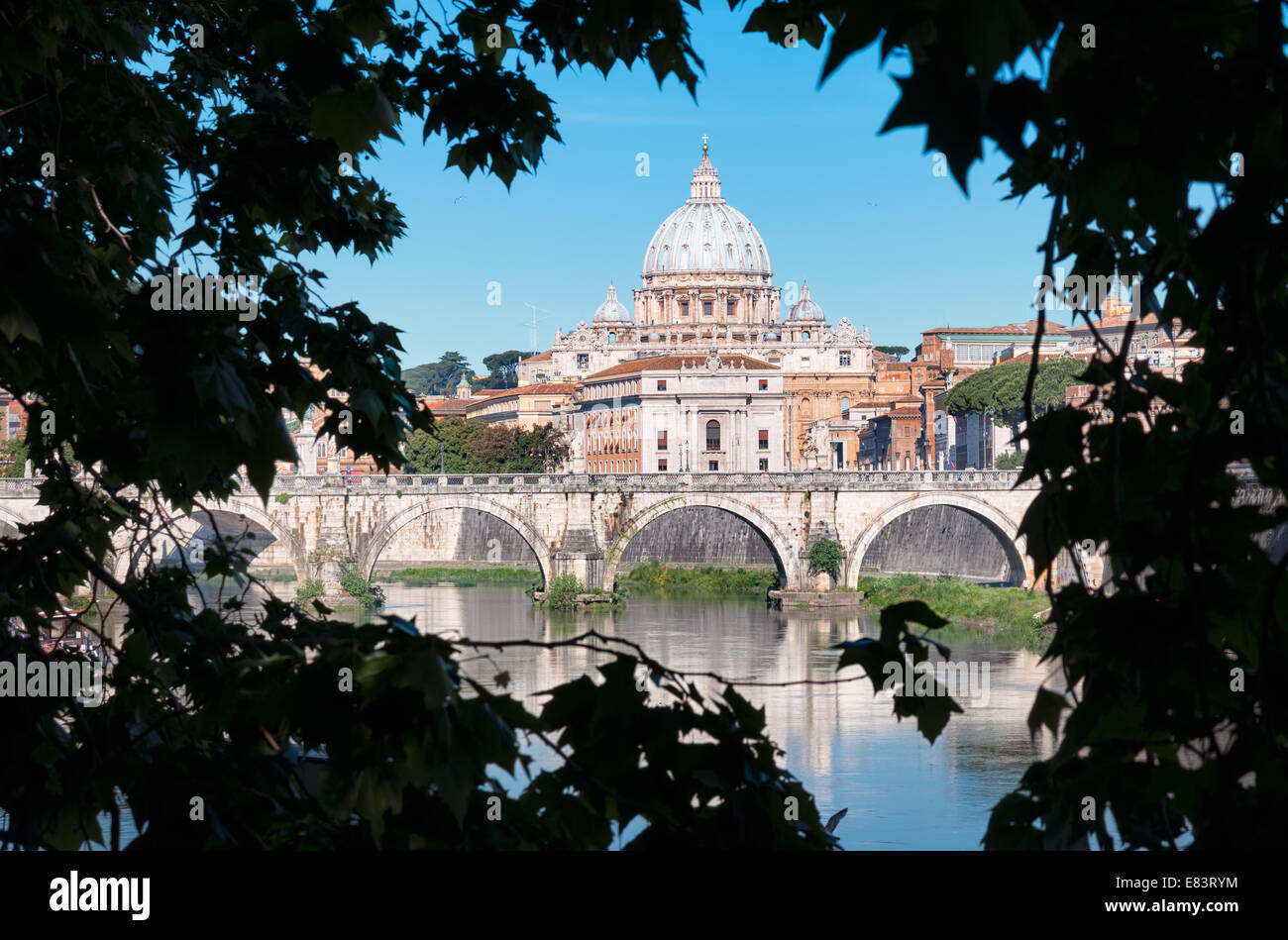 Tibre, Ponte Sant'Angelo et la Basilique de Saint Pierre à l'arrière-plan. Banque D'Images