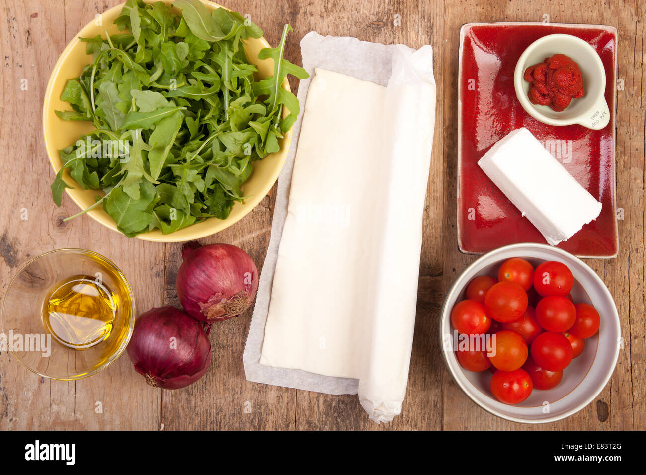 La pâte feuilletée roquette Oignons Tomates et fromage de chèvre Banque D'Images