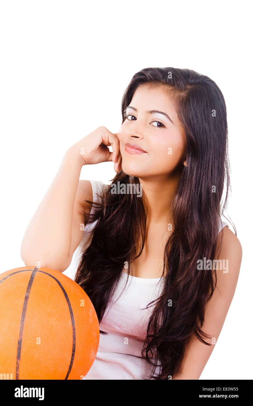 Indian Girl Playing Basketball Banque D'Images