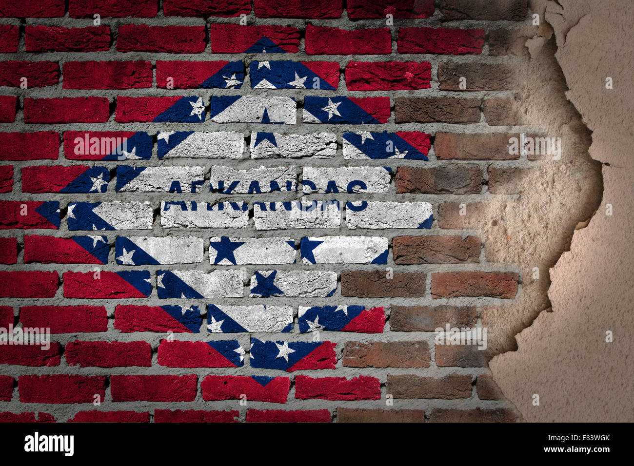 La texture du mur de brique sombre avec du plâtre - drapeau peint sur mur - Arkansas Banque D'Images