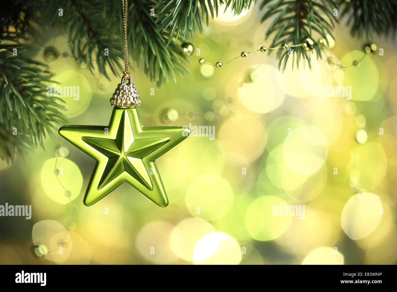 Gros plan sur décoration d'arbre de Noël sur fond de fête Banque D'Images