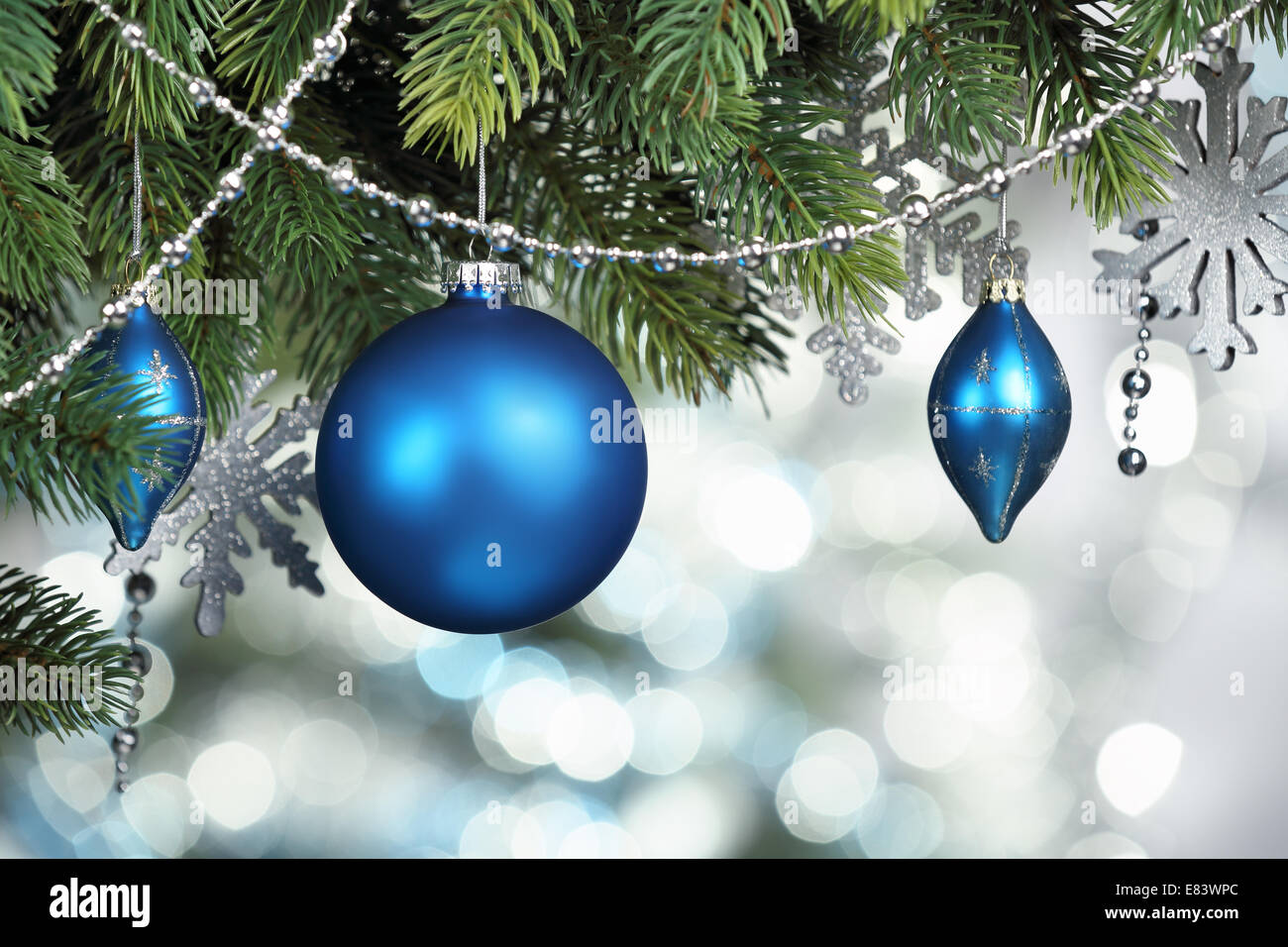 Blue Christmas balls hanging sur sapin Banque D'Images