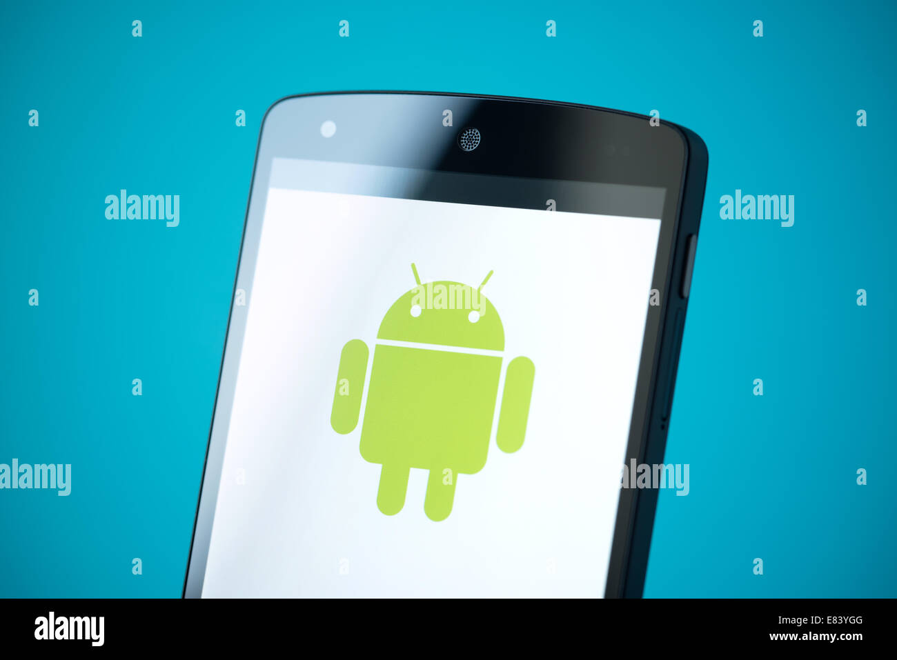 Gros plan de tout nouveau Google Nexus 5, propulsé par Android 4.4, version avec logo Android sur un écran. Banque D'Images