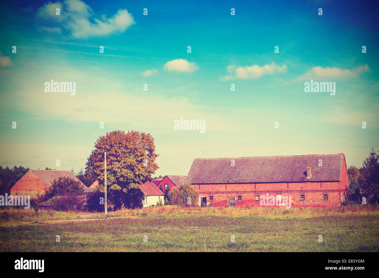 Retro Vintage village filtrée dans un paysage d'une journée ensoleillée. Banque D'Images Retro Vintage village filtrée dans un paysage d'une journée ensoleillée. Banque D'Images