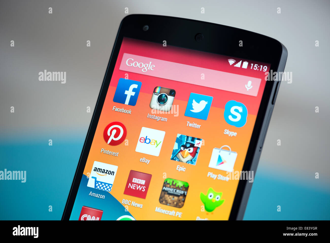 Gros plan de tout nouveau Google Nexus 5, propulsé par Android 4.4, version avec diverses applications mobiles sur un écran. Banque D'Images