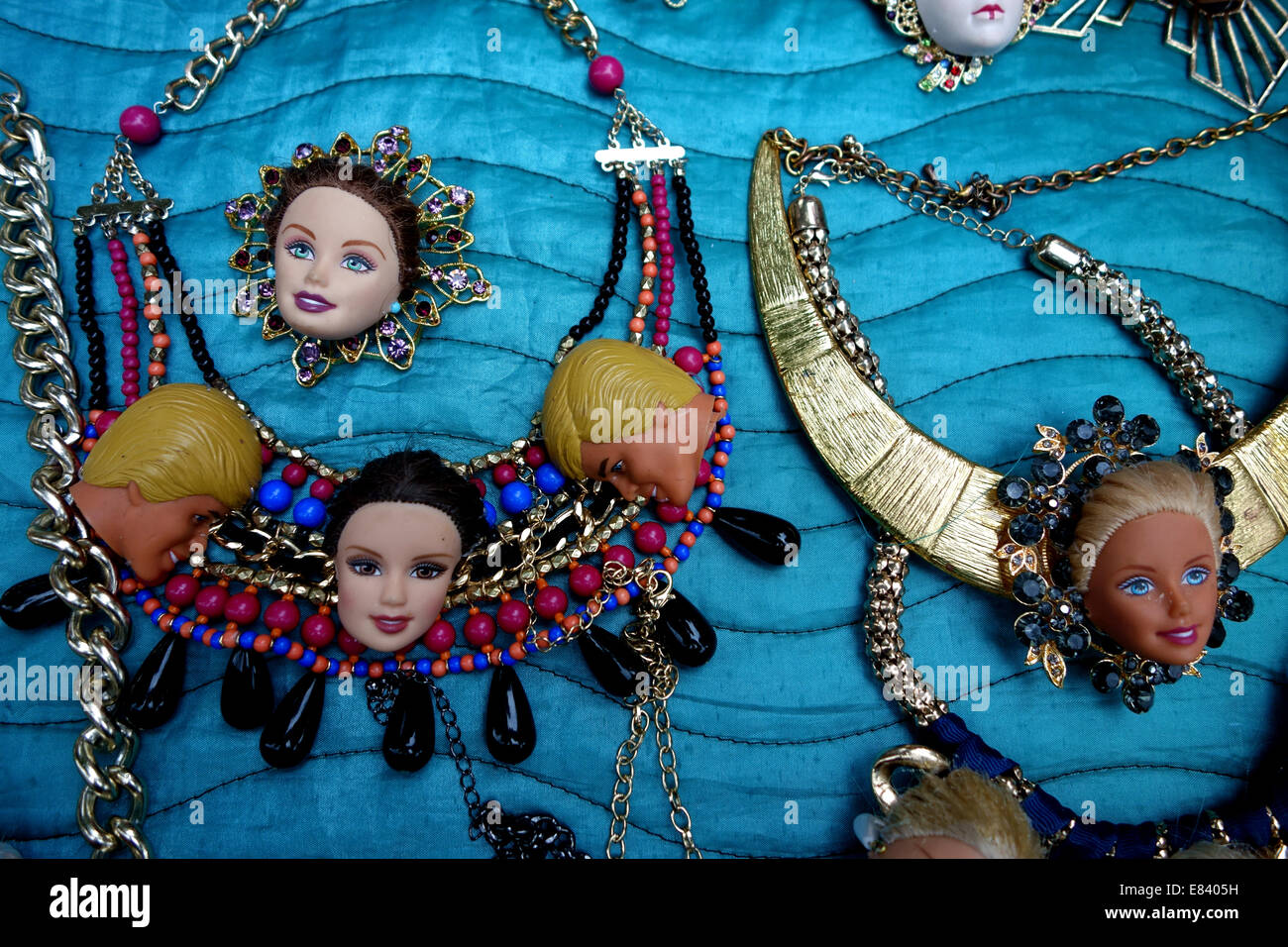L'utilisation de matériaux recyclés bijoux Ken & Barbie doll parts par  Anne-Sophie Cochevelou, Londres Photo Stock - Alamy