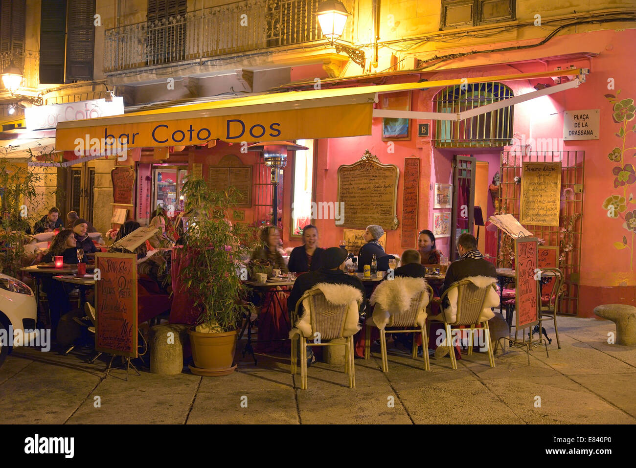 Vous pourrez dîner en plein air au bar à tapas le 'bar' Dos Coto dans le  quartier des divertissements de la Lonja en soirée, Palma, Majorque Photo  Stock - Alamy