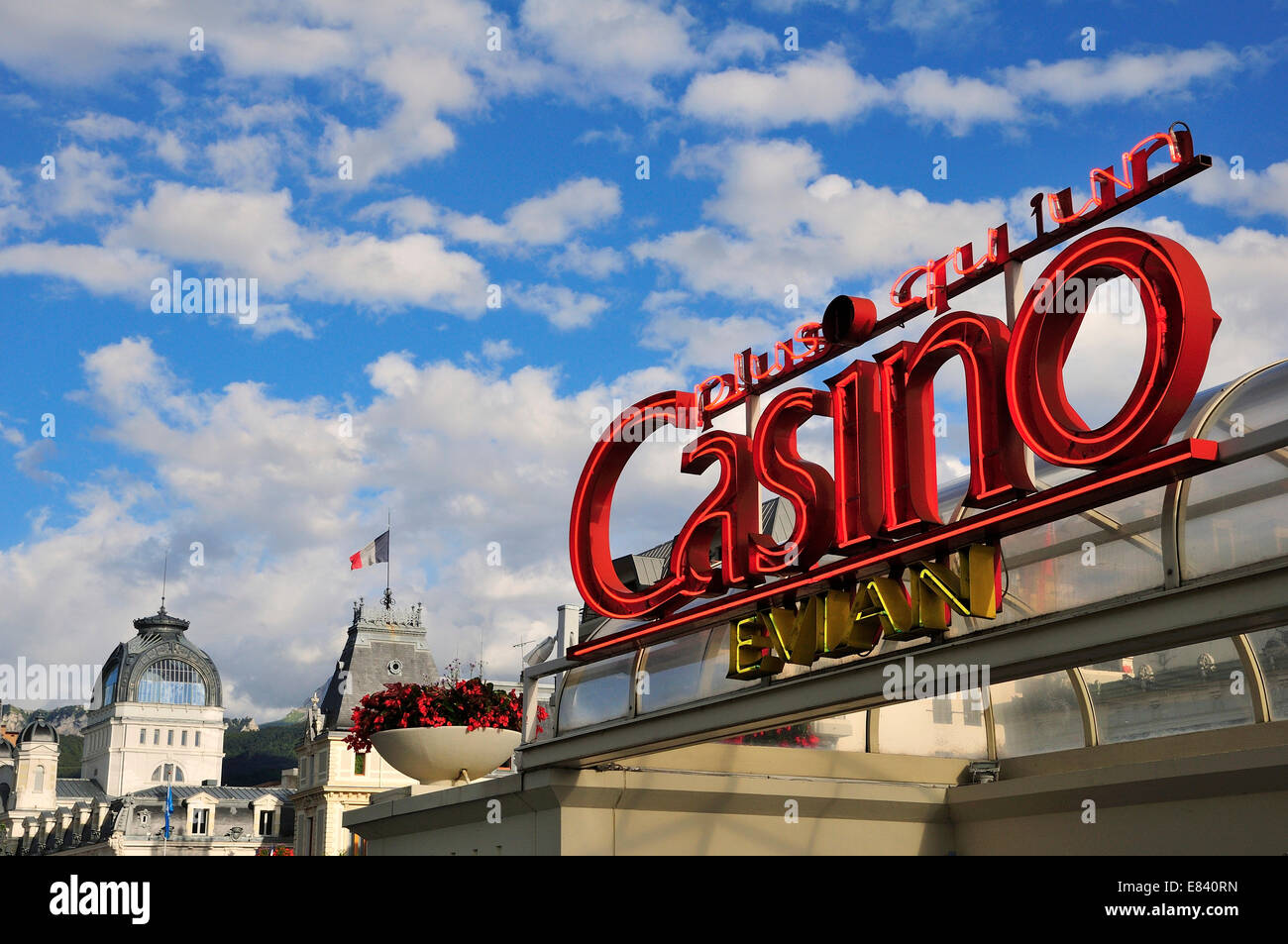 L'enseigne au néon de l'Evian Casino en face de l'Hôtel de Ville et le bâtiment Art Nouveau de la Source Cachat, Evian-les-Bains Banque D'Images