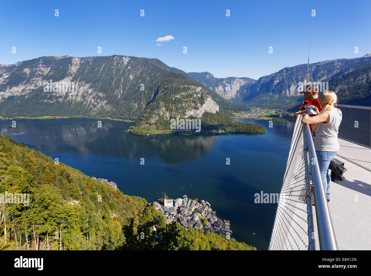 Une passerelle, plate-forme d'observation surplombant le pont, site du patrimoine mondial de l'UNESCO, le lac de Hallstatt Hallstättersee ou Voir, Hallstatt, Banque D'Images