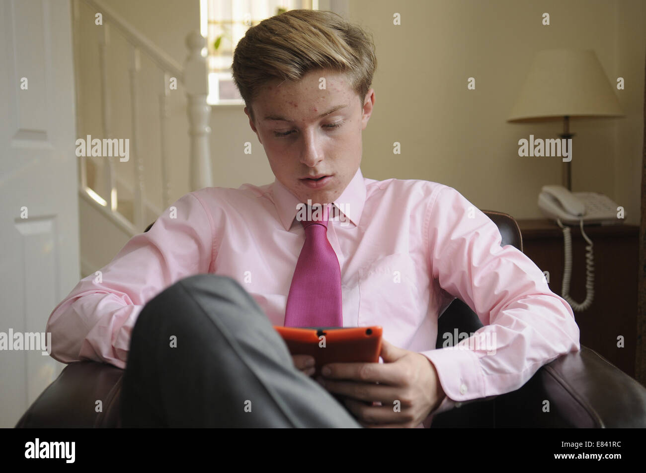Teenage Boy en utilisant un Apple ipad Mini Banque D'Images