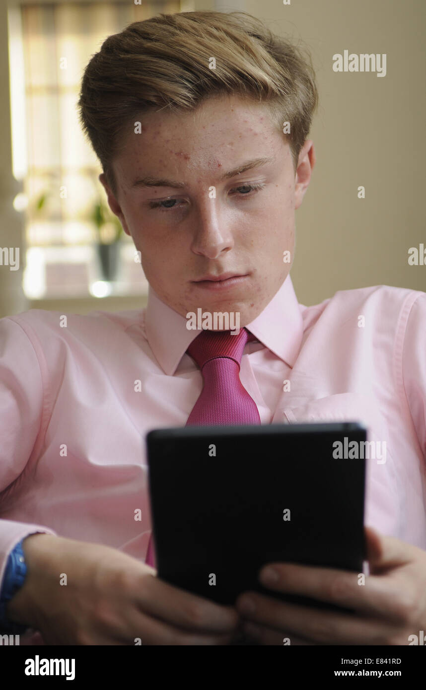 Teenage Boy à l'aide d'une tablette ipad Mini Apple Banque D'Images
