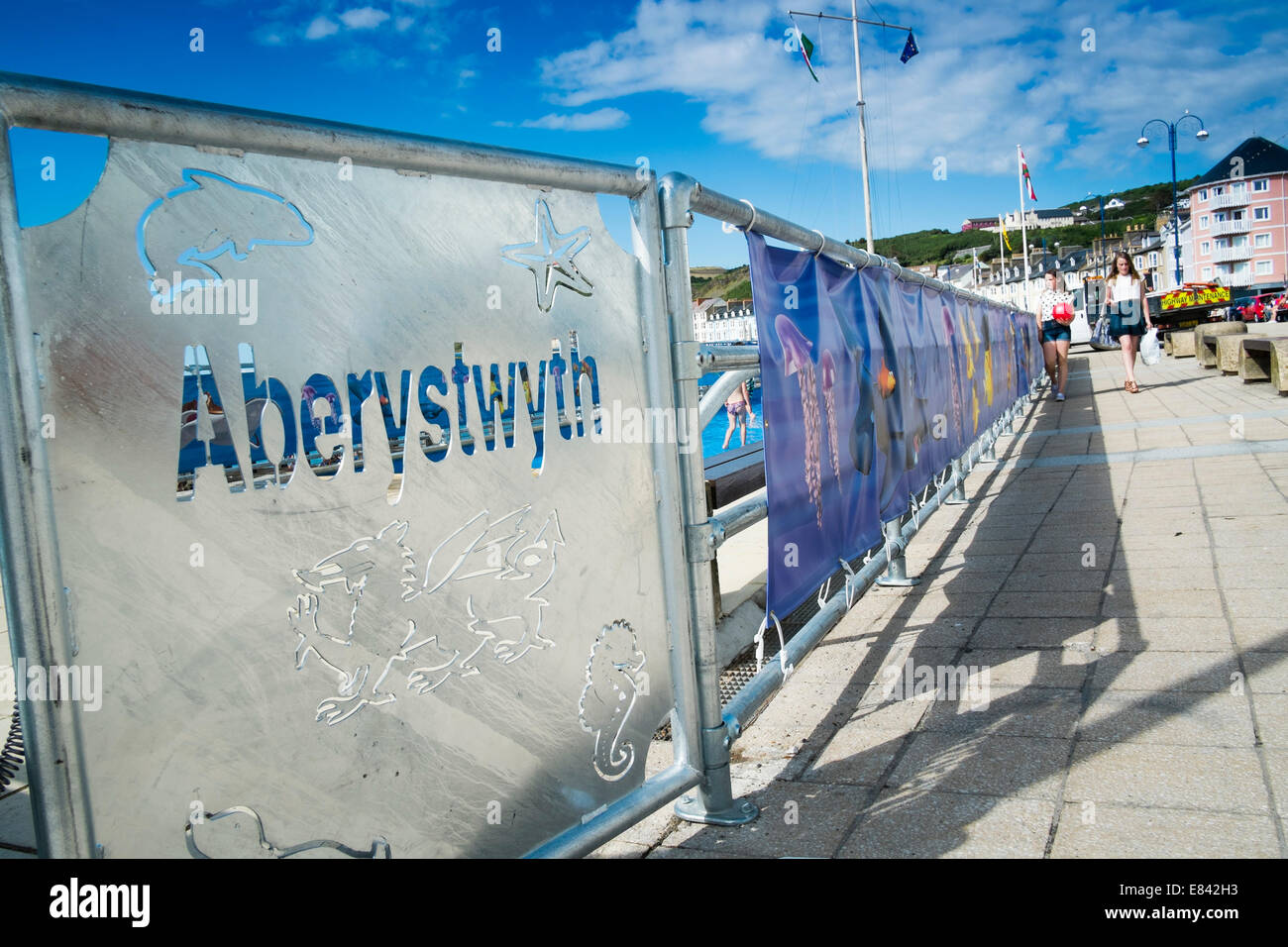 Le nom de la ville d'Aberystwyth pochoir découpé en lettrage sur une barrière métallique à la pataugeoire pour enfants au pays de Galles, Royaume-Uni Banque D'Images