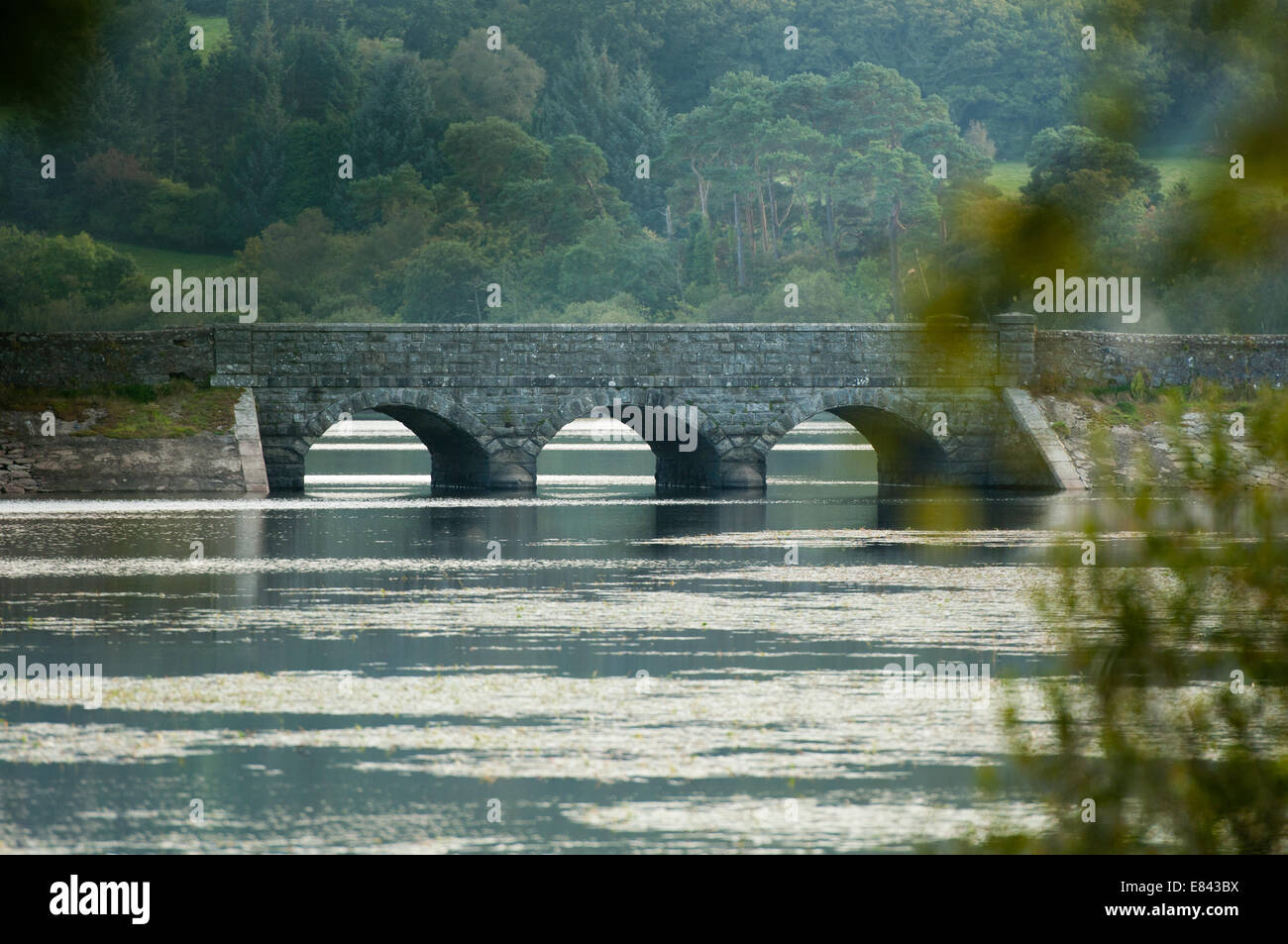 Three-Arched Bridge plus grande étendue d'eau entourée d'arbres Banque D'Images