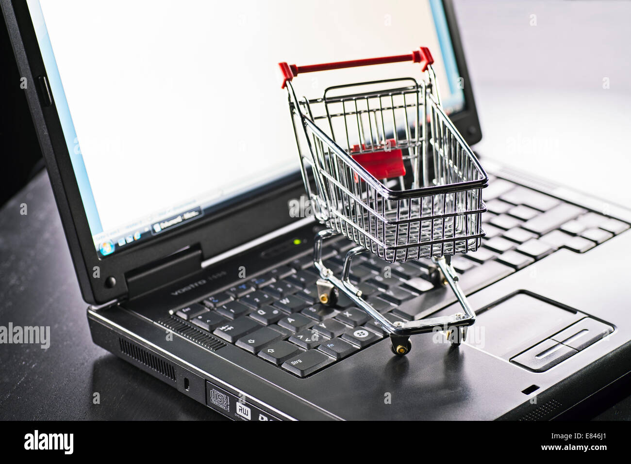 Panier miniature et portable comme un symbole pour les achats en ligne. Banque D'Images