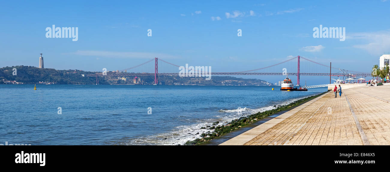 Le nouveau quartier de Ribeira das Naus de Lisbonne avec une vue sur le Tage, le pont 25 de Abril et le sanctuaire Cristo Rei Banque D'Images