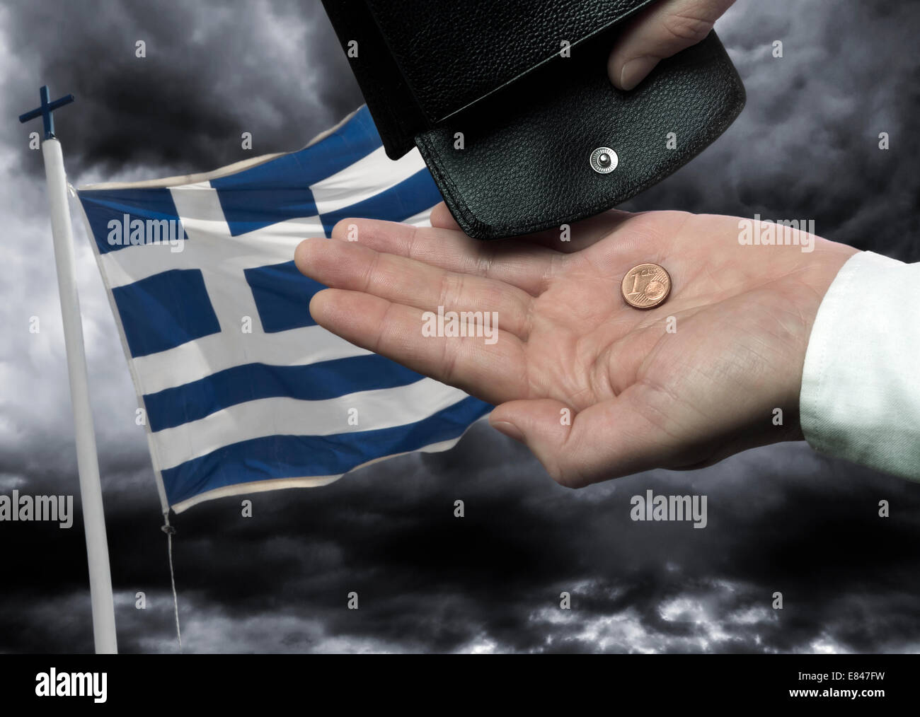 Sac à main avec la main et € 100 coin avant le drapeau de la Grèce comme un symbole de la menace d'une faillite nationale du pays. Banque D'Images
