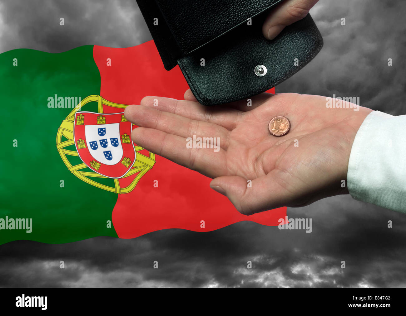Sac à main avec la main et € 100 coin avant l'Portuges drapeau comme symbole de la menace d'une faillite nationale du pays. Banque D'Images