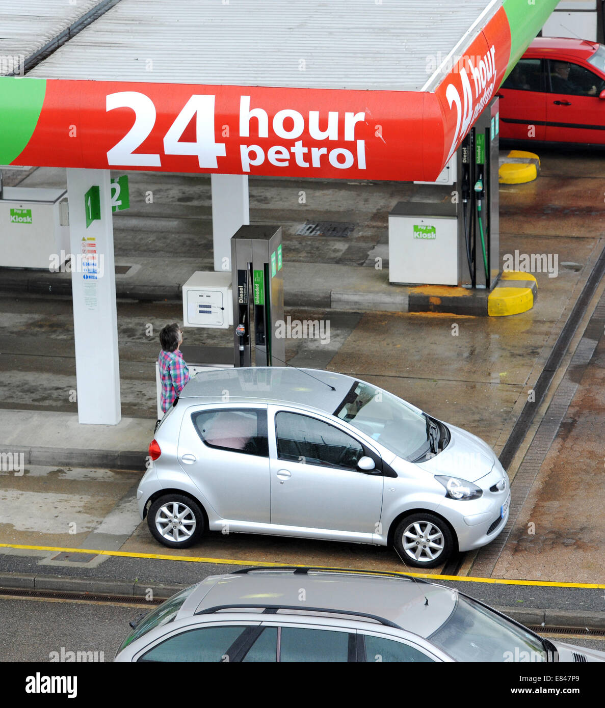 Brighton, Sussex, UK. Septembre 30, 2014. Les supermarchés baisse des prix du carburant à Brighton, Royaume-Uni. Ici les clients remplissent à Asda Banque D'Images