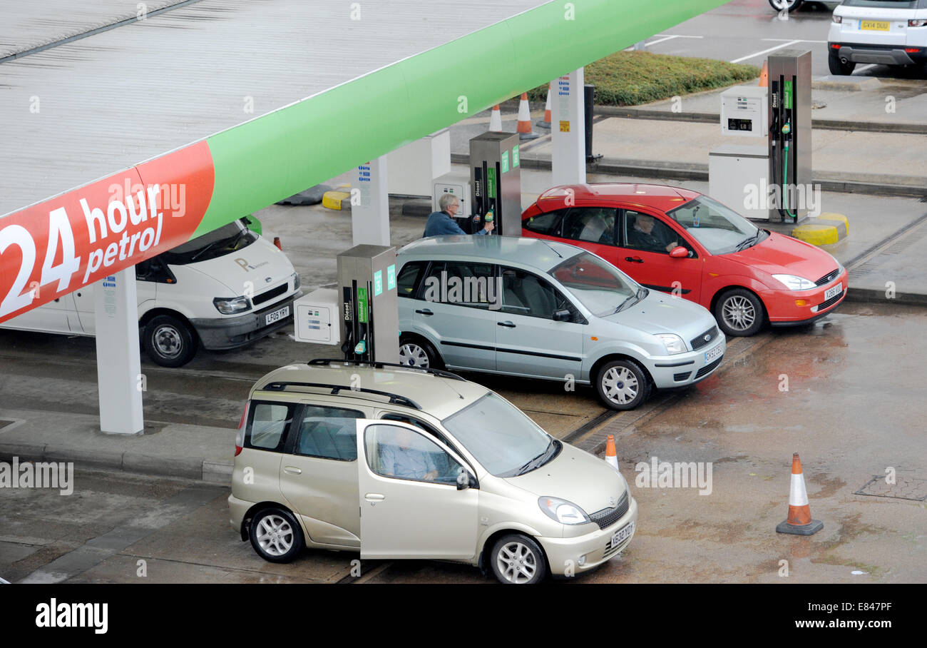 Brighton, Sussex, UK. Septembre 30, 2014. Les supermarchés baisse des prix du carburant à Brighton, Royaume-Uni. Ici les clients remplissent à Asda Banque D'Images