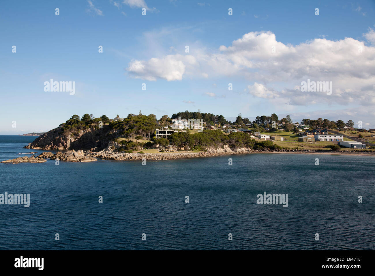 Maisons au bord de l'eau sur la côte rocheuse de l'Australie à l'Eden Banque D'Images