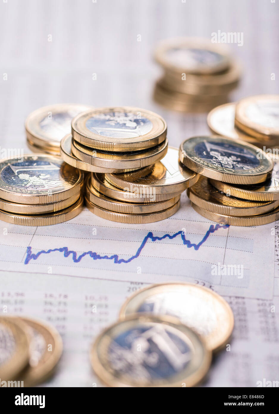 Les pièces en euros et le graphique en tant que symbole de la hausse des taux de change. Banque D'Images