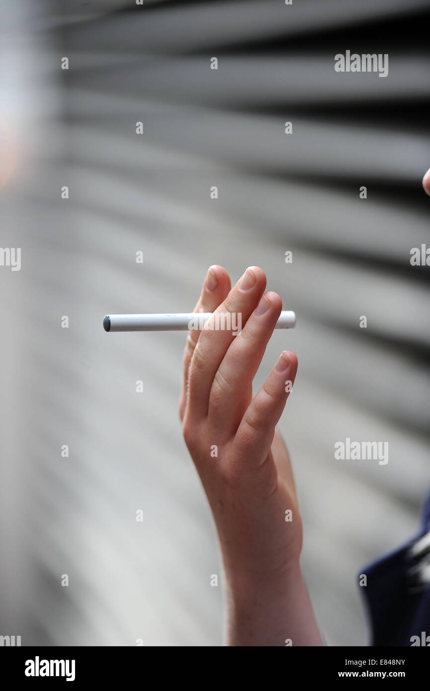 Girl's hand holding une e-cigarette électronique. Banque D'Images