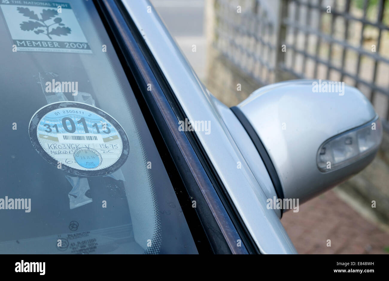 Un disque d'impôt traditionnel est représenté sur une voiture à Chippenham,le mercredi 1er octobre 2014 l'impôt sur le disque sera supprimée après avoir été en usage depuis 93 ans. Les conducteurs de voiture va encore payer la taxe automobile mais les caméras de police va automatiquement vérifier un certain nombre de voiture à établir si cette plaque d'impôt a été payé. Banque D'Images