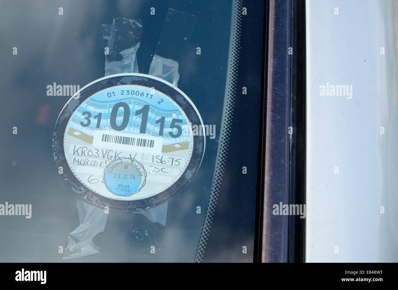 Un disque d'impôt traditionnel est représenté sur une voiture à Chippenham, Wiltshire.Le mercredi 1er octobre 2014 la taxe automobile disque sera supprimée après avoir été en usage depuis 93 ans. Les conducteurs de voiture va encore payer la taxe automobile mais les caméras de police va automatiquement vérifier un certain nombre de voiture à établir si cette plaque d'impôt a été payé. Banque D'Images