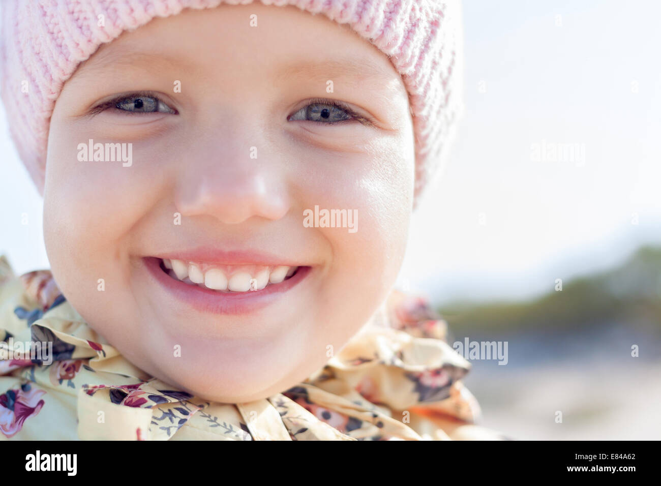 Enfant heureux sourire petite fille close up outdoor Banque D'Images