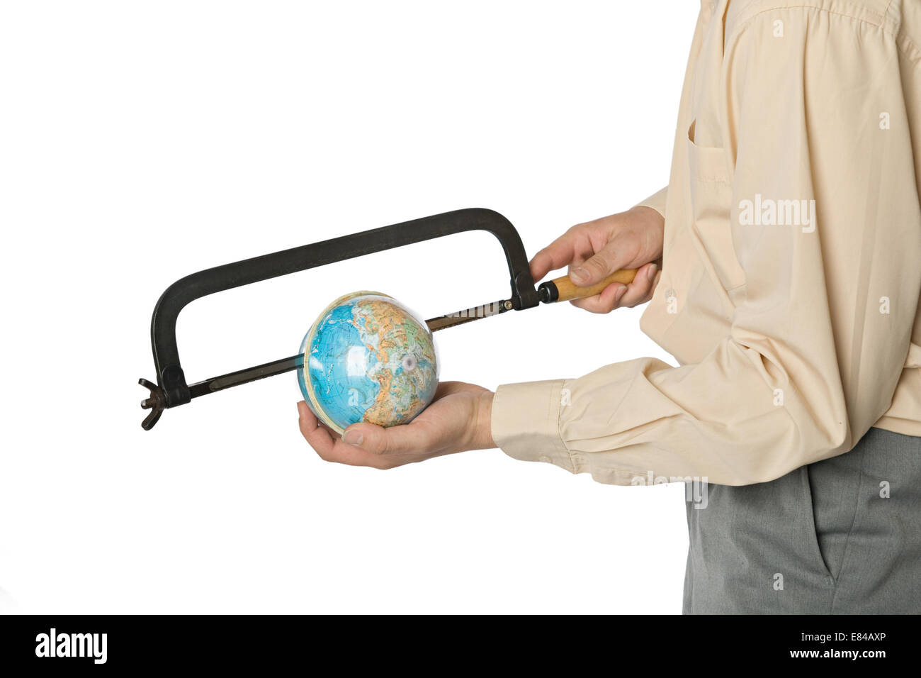 La main de scier un globe avec un hack-vu Banque D'Images