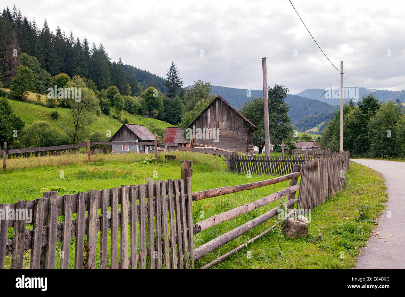 Village de l'Est de montagnes des Carpates - mode de vie traditionnel Banque D'Images