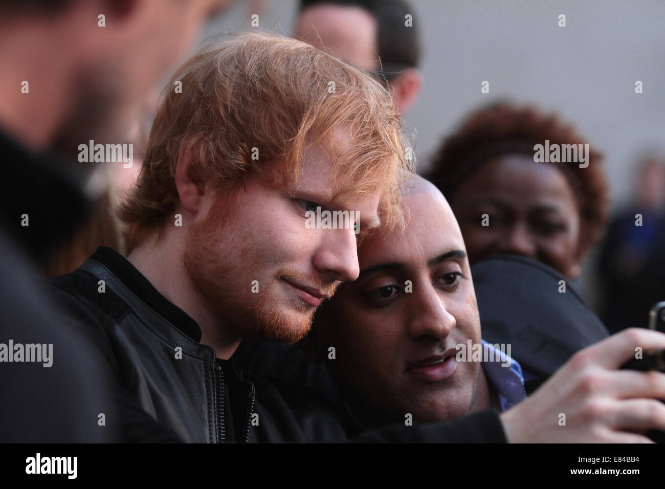 Londres, Royaume-Uni, 30 Septembre 2014 : Ed Sheeran vu quitter les studios de la BBC à Londres Banque D'Images