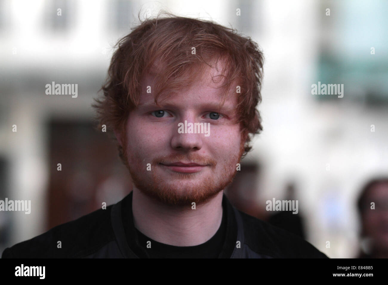 Londres, Royaume-Uni, 30 Septembre 2014 : Ed Sheeran vu quitter les studios de la BBC à Londres Banque D'Images