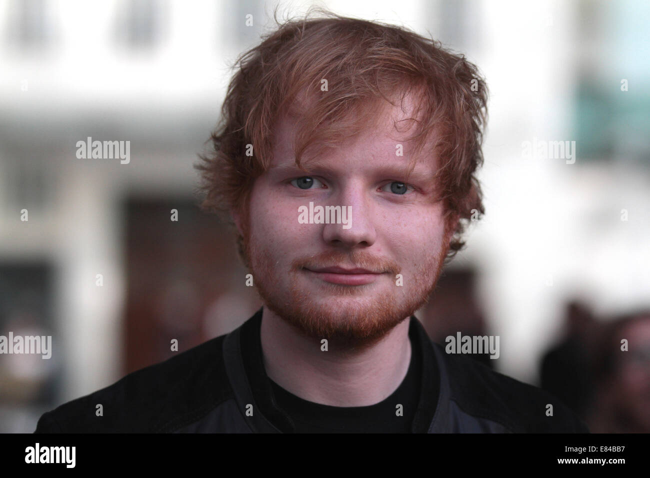Londres, Royaume-Uni, 30 Septembre 2014 : Ed Sheeran vu quitter les studios de la BBC à Londres Banque D'Images