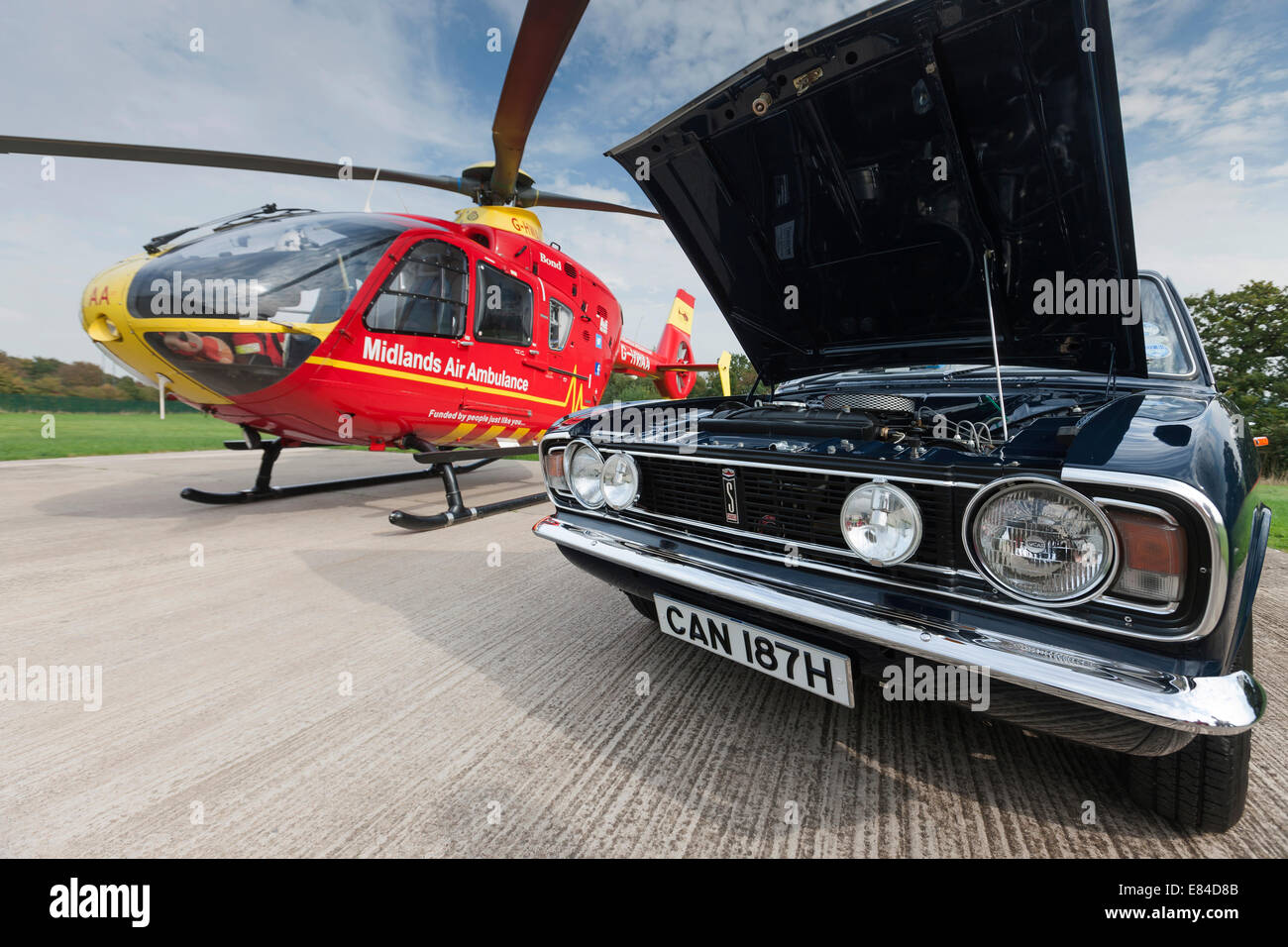 Strensham, Worcestershire, Royaume-Uni. 29 Septembre, 2014. 1600 29/9/14 Rob Sargeant propriétaire d'un 1969 V6 Savage Cortina Mk11 prend sa voiture classique pour les Midlands Air Ambulance station à Strensham, Worcestershire. Rob et sa voiture va prendre part à une collecte de Décembre à Cheltenham pour l'organisme de bienfaisance Crédit : David Broadbent/Alamy Live News Banque D'Images