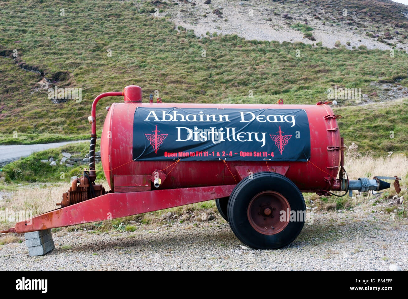 Un signe pour l'Abhainn Dearg single malt whisky distillerie sur l'île de Lewis dans les Hébrides extérieures. Banque D'Images
