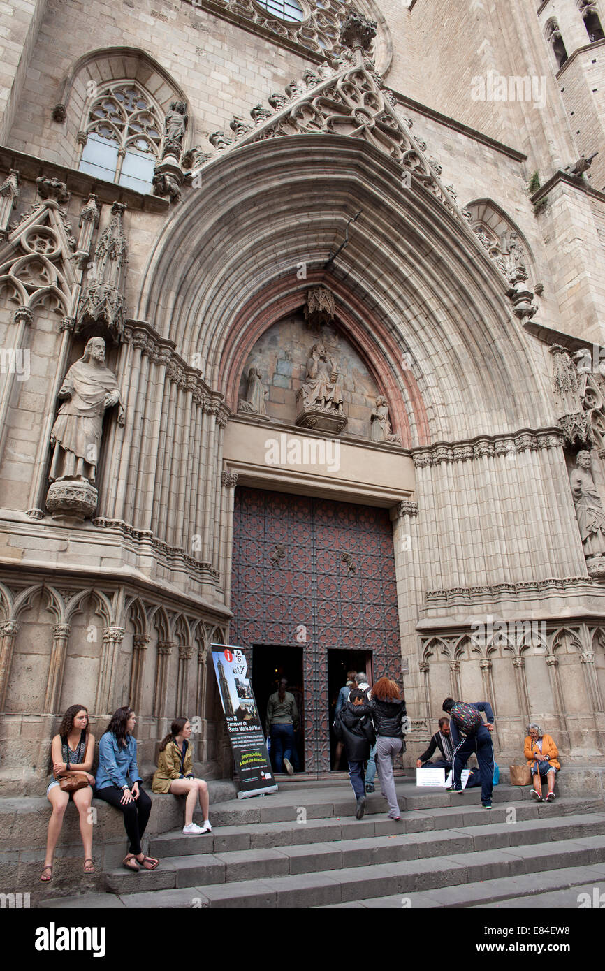 Portail gothique, porte principale de la Basilique de Santa Maria del Mar à Barcelone, Catalogne, Espagne. Banque D'Images