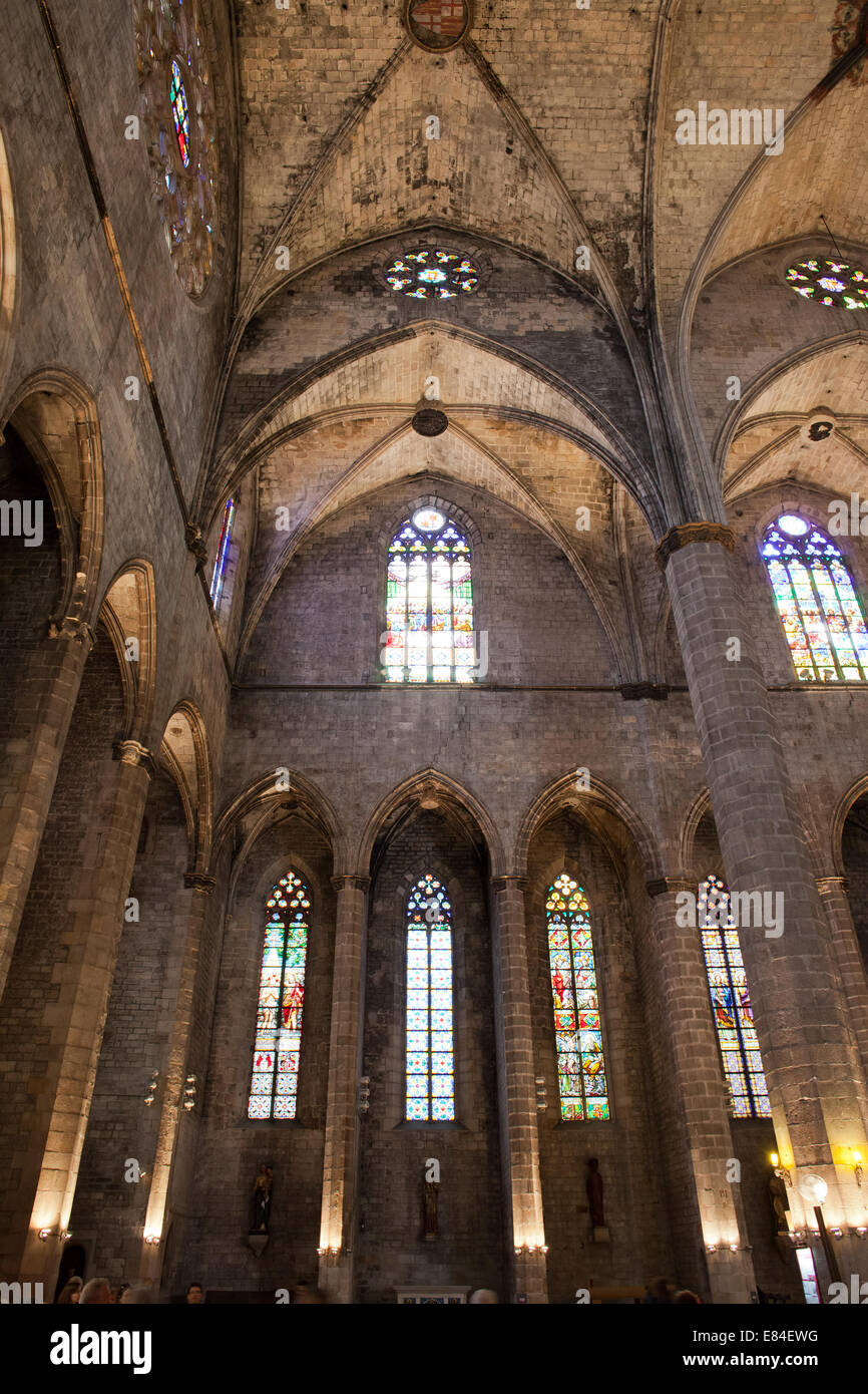 Intérieur de la Basilique de Santa Maria del Mar à Barcelone, Catalogne, Espagne. L'architecture Gothique Catalane, datant de la Banque D'Images