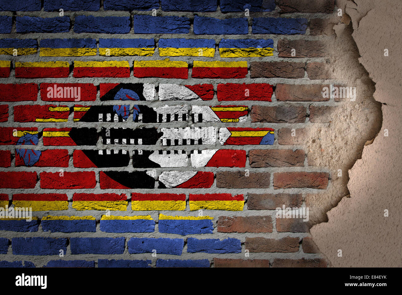 La texture du mur de brique sombre avec du plâtre - drapeau peint sur mur - Swaziland Banque D'Images