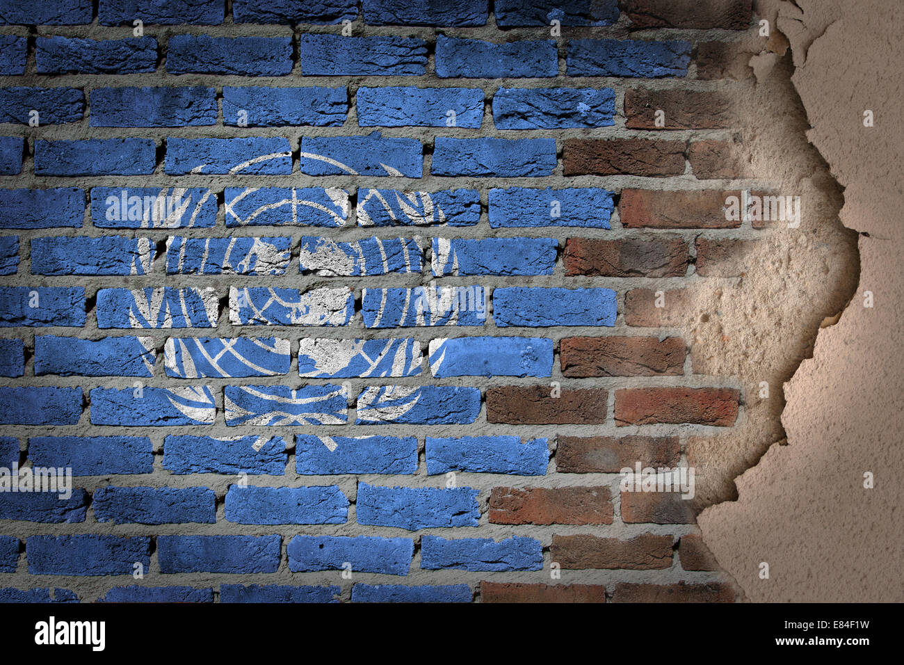 La texture du mur de brique sombre avec du plâtre - drapeau peint sur mur - Organisation des Nations Unies Banque D'Images