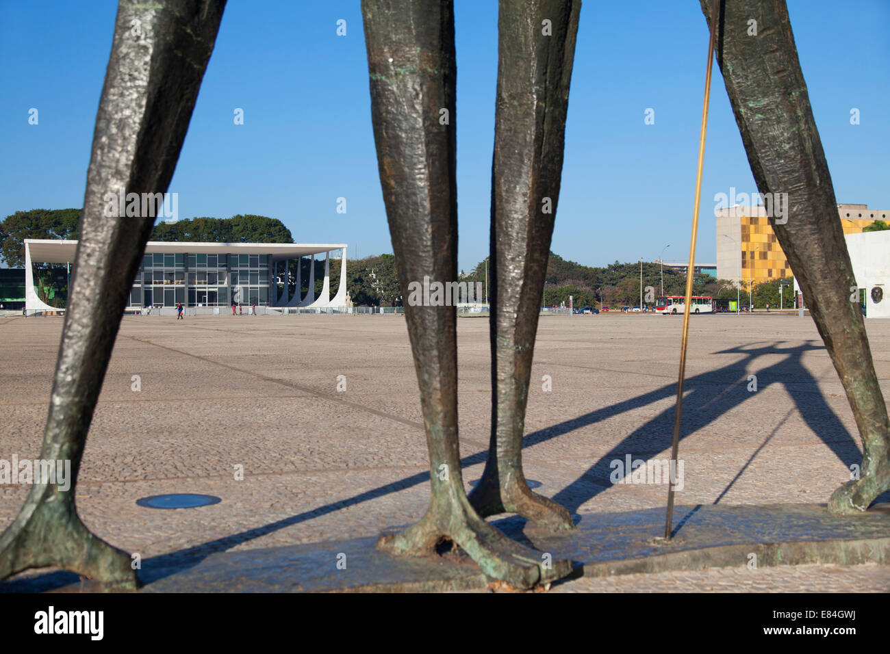 Cour suprême fédérale et dois Candangos (deux ouvriers) sculpture en trois pouvoirs Square, Brasilia, Brésil, District Fédéral Banque D'Images
