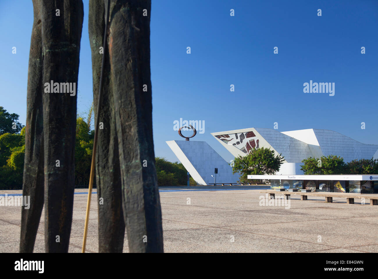 Panthéon National et dois Candangos (deux ouvriers) sculpture en trois pouvoirs Square, Brasilia, Brésil, District Fédéral Banque D'Images