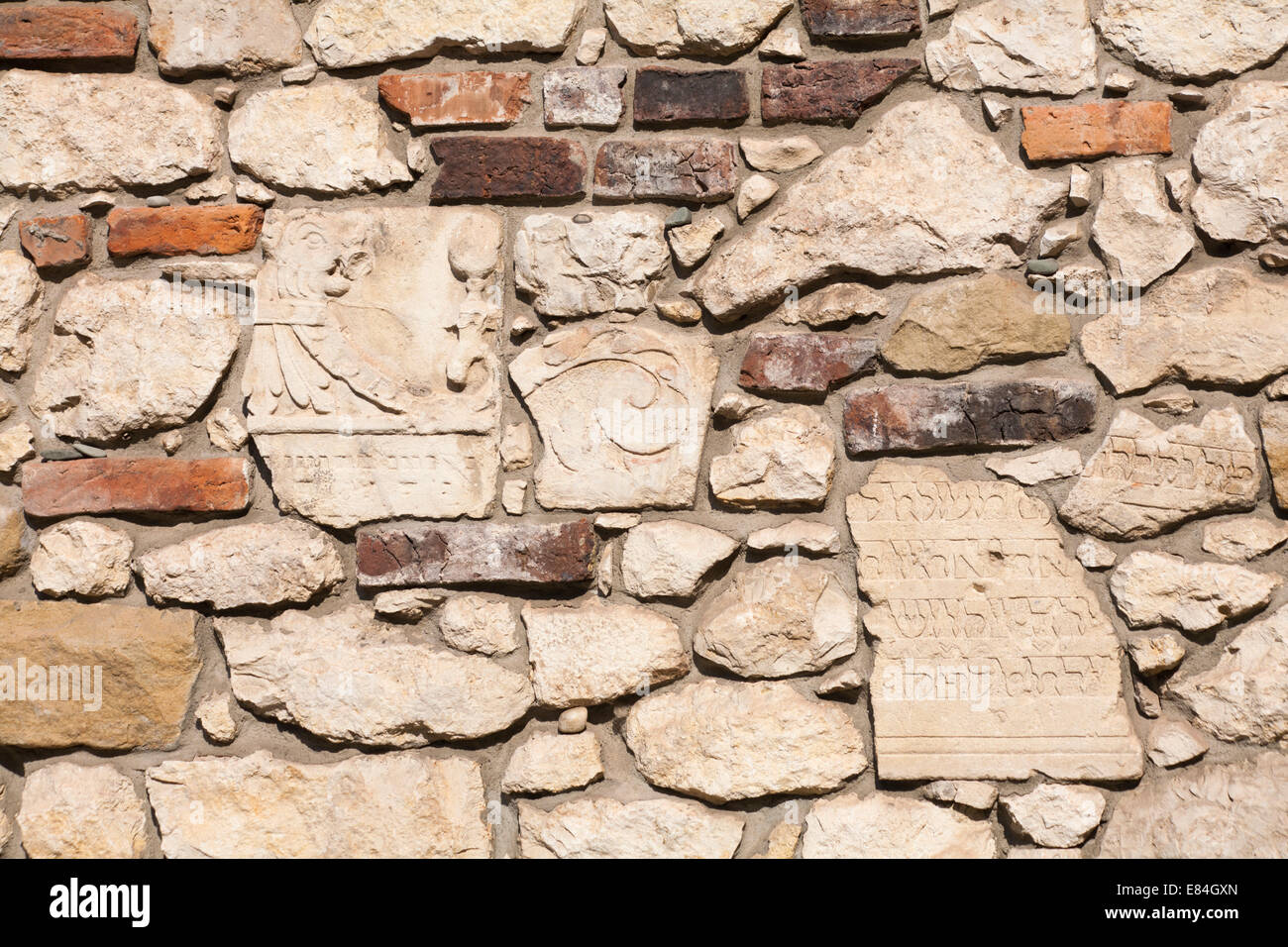 Mur en pierres tombales brisées dans la synagogue Remu, Cracovie, Pologne Banque D'Images